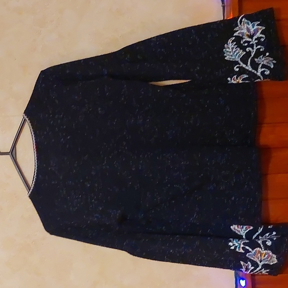 Woman's Lulu Love Fashion Embroidered Top - Picture 2 of 6